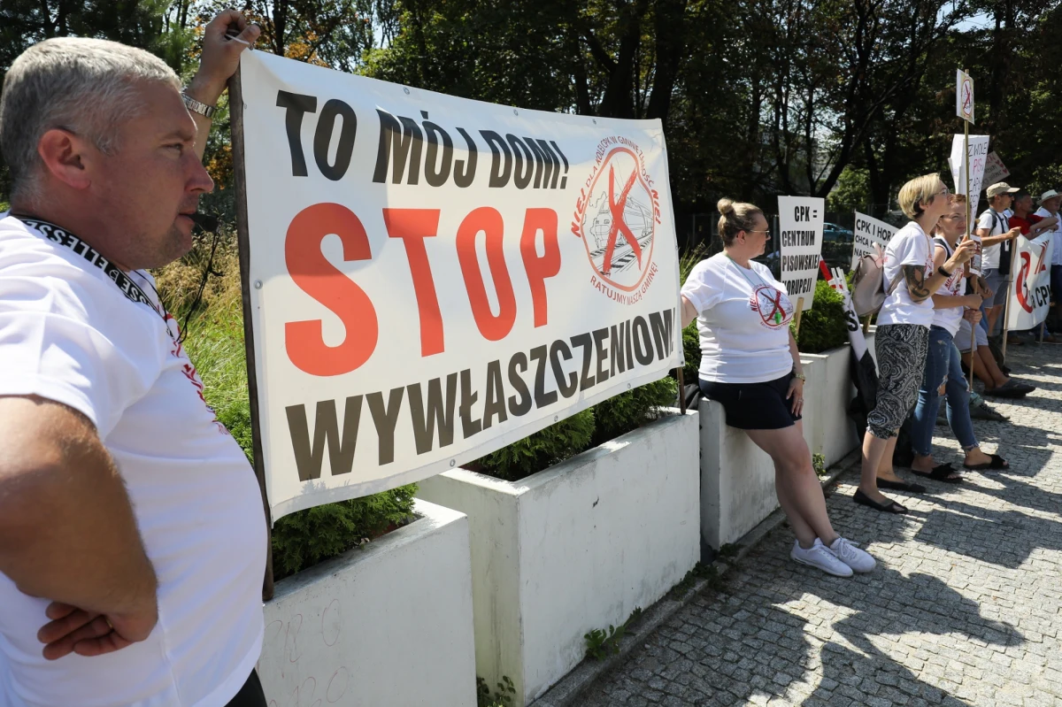 Pięć odwołań od decyzji lokalizacyjnej Centralnego Portu Komunikacyjnego złożyli właściciele gruntów, na których ma powstać największe lotnisko w Polsce - dowiedział się dziennikarz RMF FM Michał Dobrołowicz. Decyzja lokalizacyjna została wydana na początku roku. Dotyczy części trzech gmin między Łodzią a Warszawą: Teresin, Wiskitki i Baranów. 