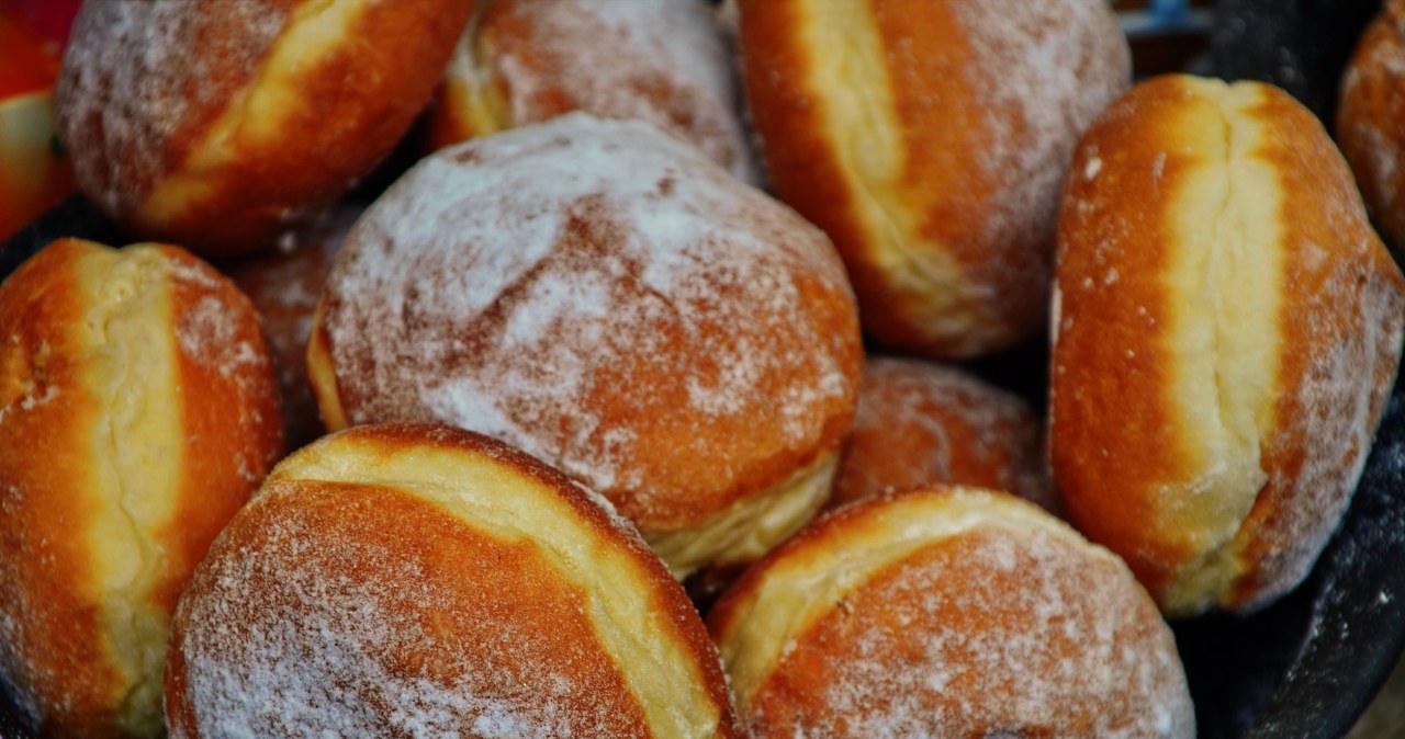 Prosty przepis na domowe pączki. Receptura mistrza cukierniczego z PRL