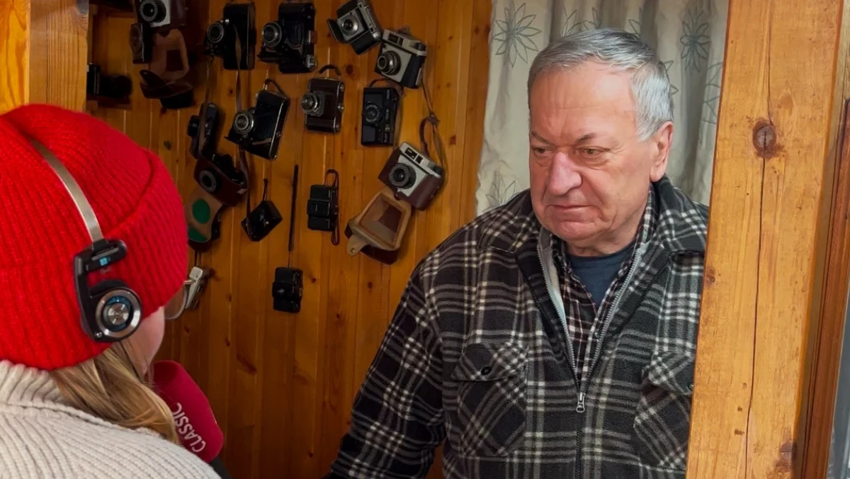 Pan Adam od ponad 40 lat naprawia aparaty fotograficzne w wynajmowanym lokalu na krakowskim Starym Mieście obok Kazimierza. Niedawno dowiedział się o horrendalnej podwyżce czynszu, co sprawiło, że przyszłość jego biznesu stanęła pod dużym znakiem zapytania. "Pracy jest coraz mniej, zarobić coraz trudniej" – przyznaje pan Adam w rozmowie z dziennikarką RMF Classic Natalią Rybą.