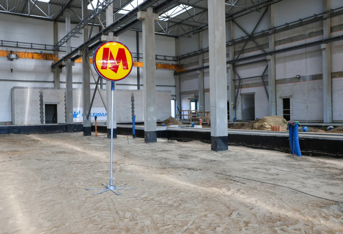 Nadchodzący weekend przyniesie istotne zmiany w organizacji ruchu na warszawskim Bemowie. Wszystko za sprawą tarczy TBM Anna, która kontynuuje drążenie tunelu dla drugiej linii metra. Anna dotarła już w okolice ulicy Lazurowej i w weekend będzie przebijała się pod ulicą. Od piątku jej fragment będzie zamknięty.