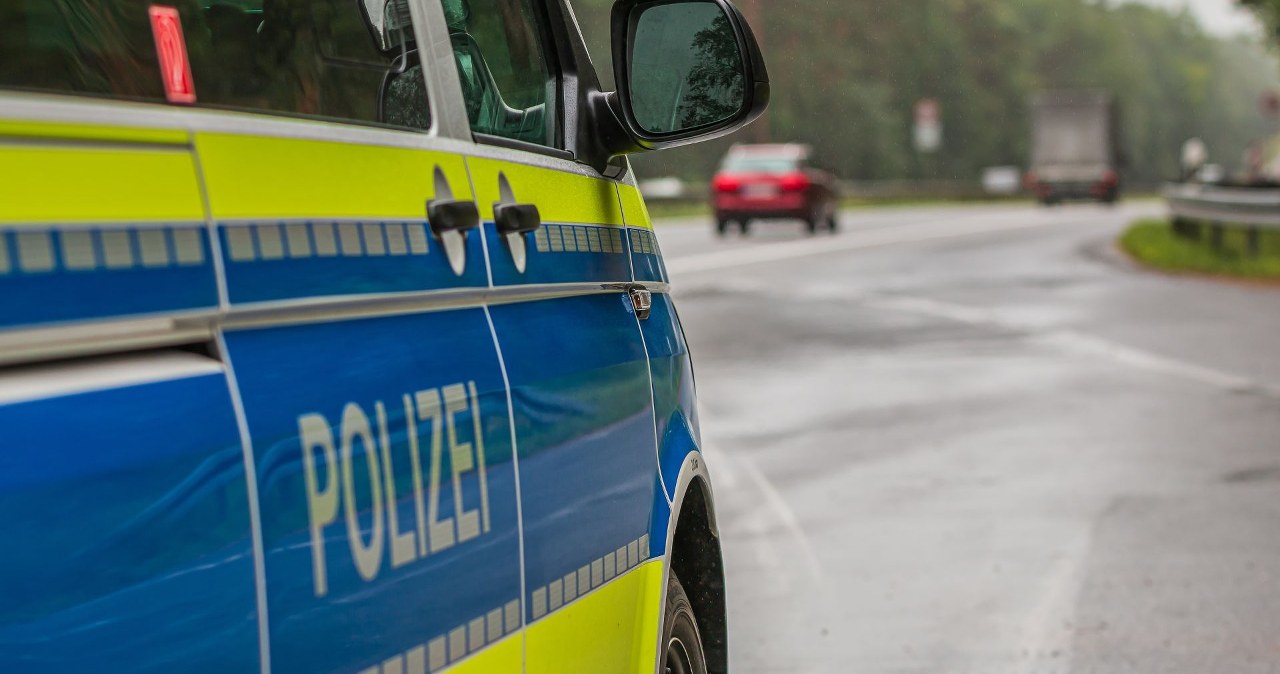 Policjanci patrzą na opony. Brak jednego symbolu oznacza mandat