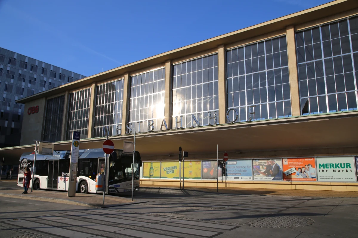 Austriacka policja udaremniła atak terrorystyczny na wiedeńskim dworcu kolejowym Westbahnhof. Aresztowany został 14-latek. W jego mieszkaniu znaleziono m.in. plany zamachu i materiały propagandowe.