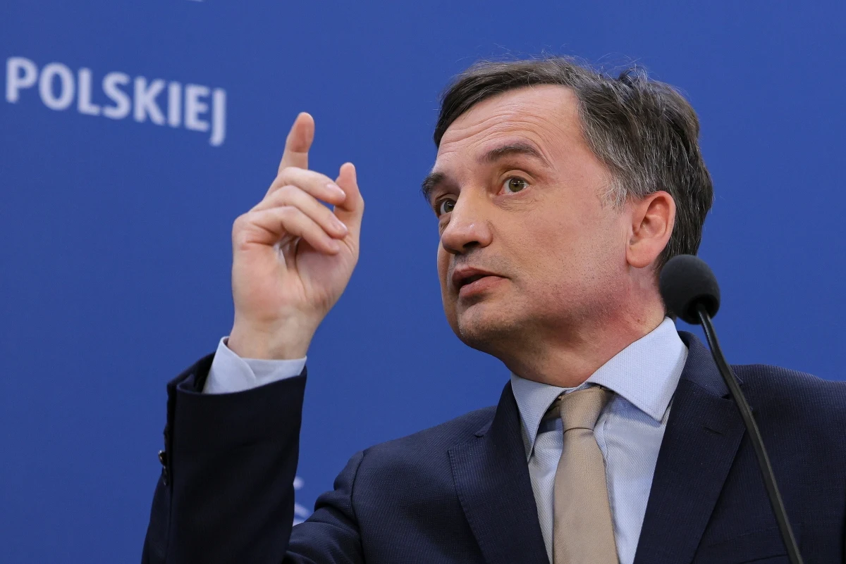 "Zapieniony Donald Tusk wbrew faktom, wbrew dowodom, wbrew materiałom filmowym dąży do tego, żeby zamknąć mnie na miesiąc" - mówił w środę na konferencji prasowej Zbigniew Ziobro. Mariusz Błaszczak skierował pismo do Szymona Hołowni o wstrzymanie procedowania wniosku komisji śledczej ds. Pegasusa ws. uchylenia immunitetu Ziobry w celu aresztowania go na 30 dni.