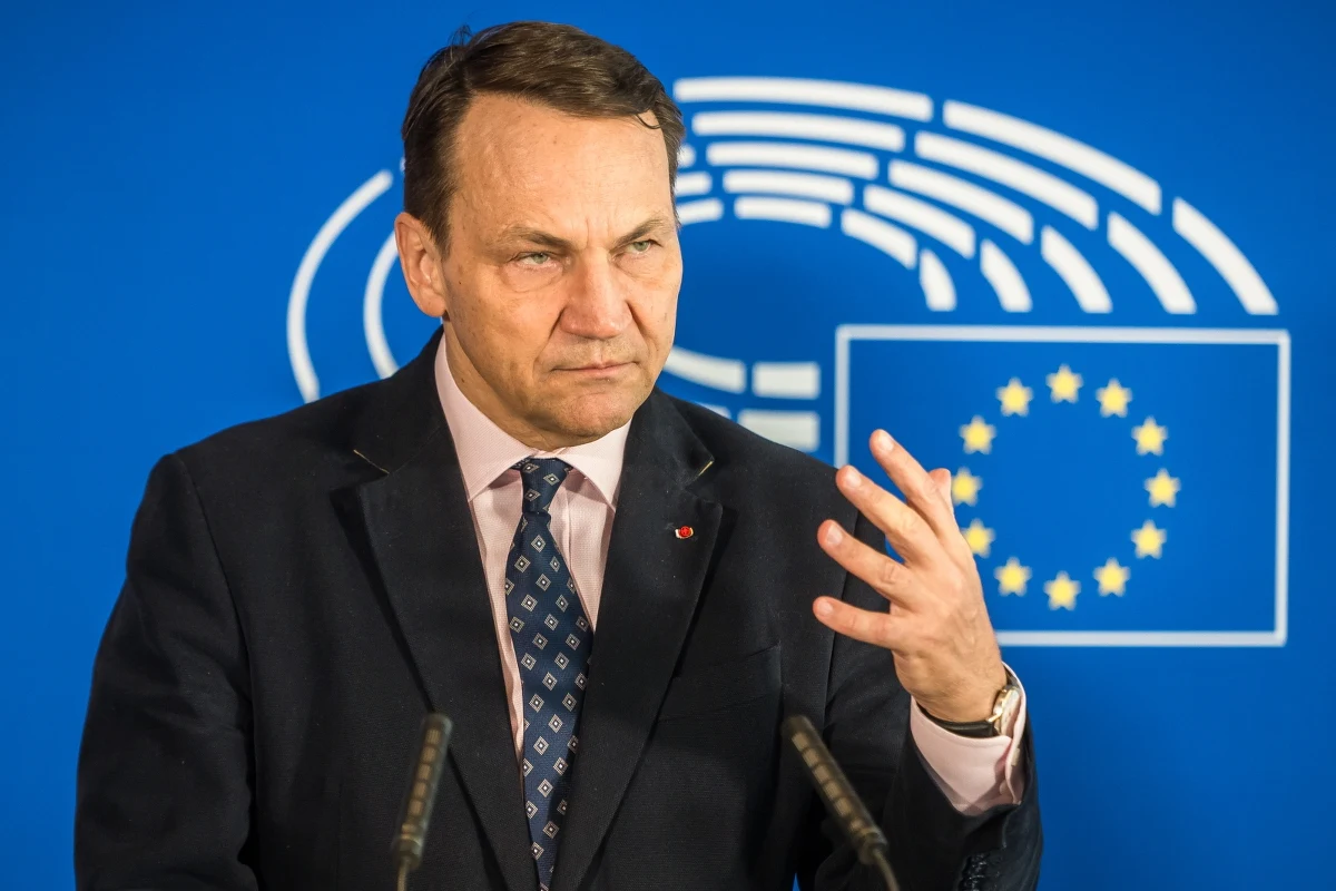 Radosław Sikorski stanowczo skomentował słowa Siergieja Ławrowa o tym, że Rosja nie zaakceptuje żołnierzy NATO w Ukrainie. "Ta decyzja należy do Ukrainy, a nie Rosji" - powiedział w Brukseli szef polskiego MSZ.