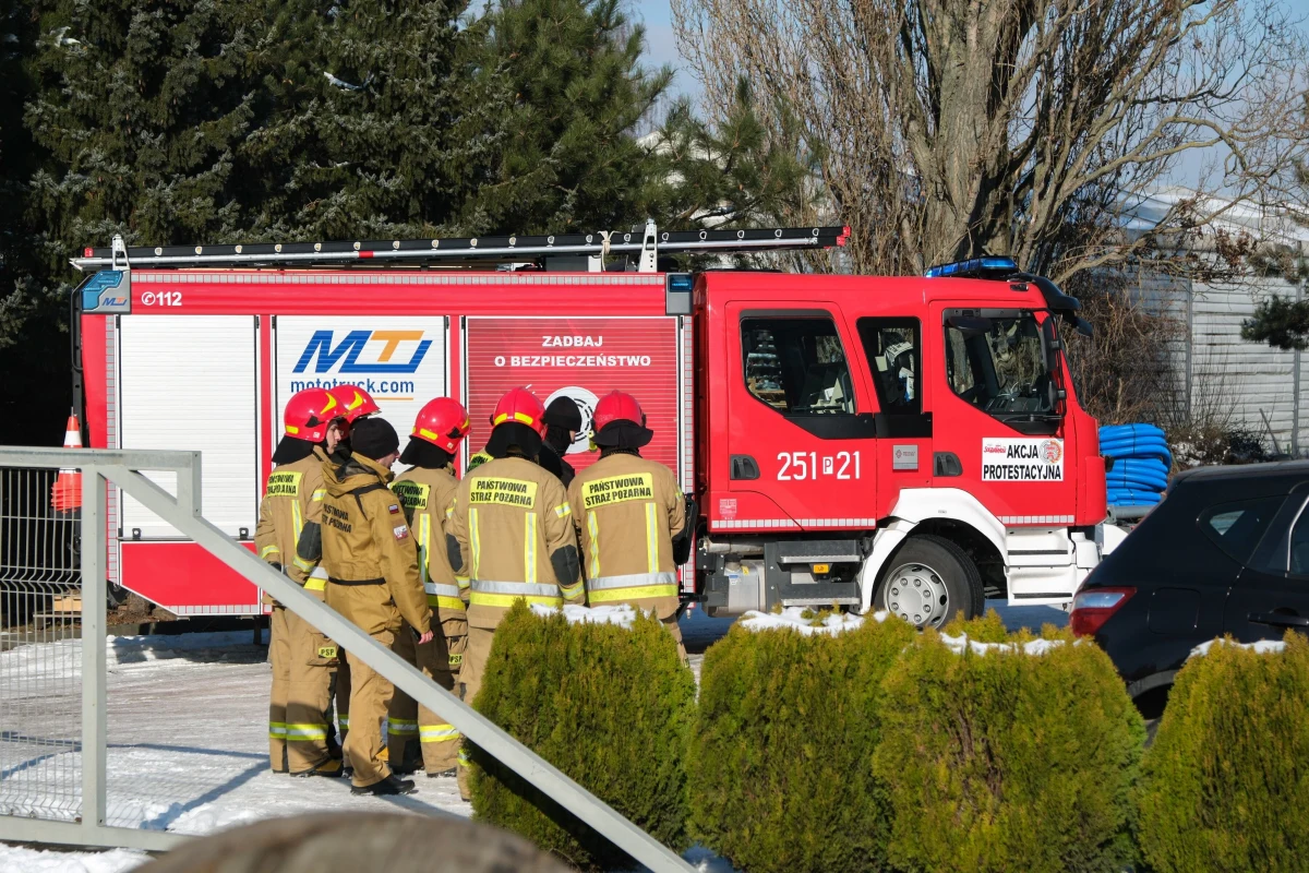 Na polu w miejscowości Śliwno koło Nowego Tomyśla w Wielkopolsce znaleziono szczątki trzeciego zbiornika, który prawdopodobnie był elementem rakiety Falcon 9. Zbiornik wygląda identycznie jak dwa poprzednie - w Wirach i Komornikach. Jak ustaliła reporterka RMF FM, policjanci, którzy są na miejscu, zostali poproszeni o czujność i uważność: elementów rakiety, która nie spaliła się w atmosferze, może być jeszcze więcej. 
