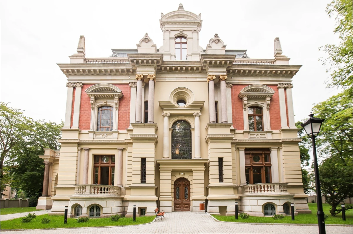 Szczecińska Willa Lentza, która znalazła się w centrum uwagi po niedawnej kontroli Najwyższej Izby Kontroli, ogłasza konkurs na stanowisko dyrektora. Kontrola NIK wykazała tam szereg nieprawidłowości, w tym nierozliczenie dotacji oraz kontrowersyjne zakupy alkoholu. Nowy szef ma objąć stanowisko 1 lipca, a jego kadencja potrwa do końca 2029 roku.