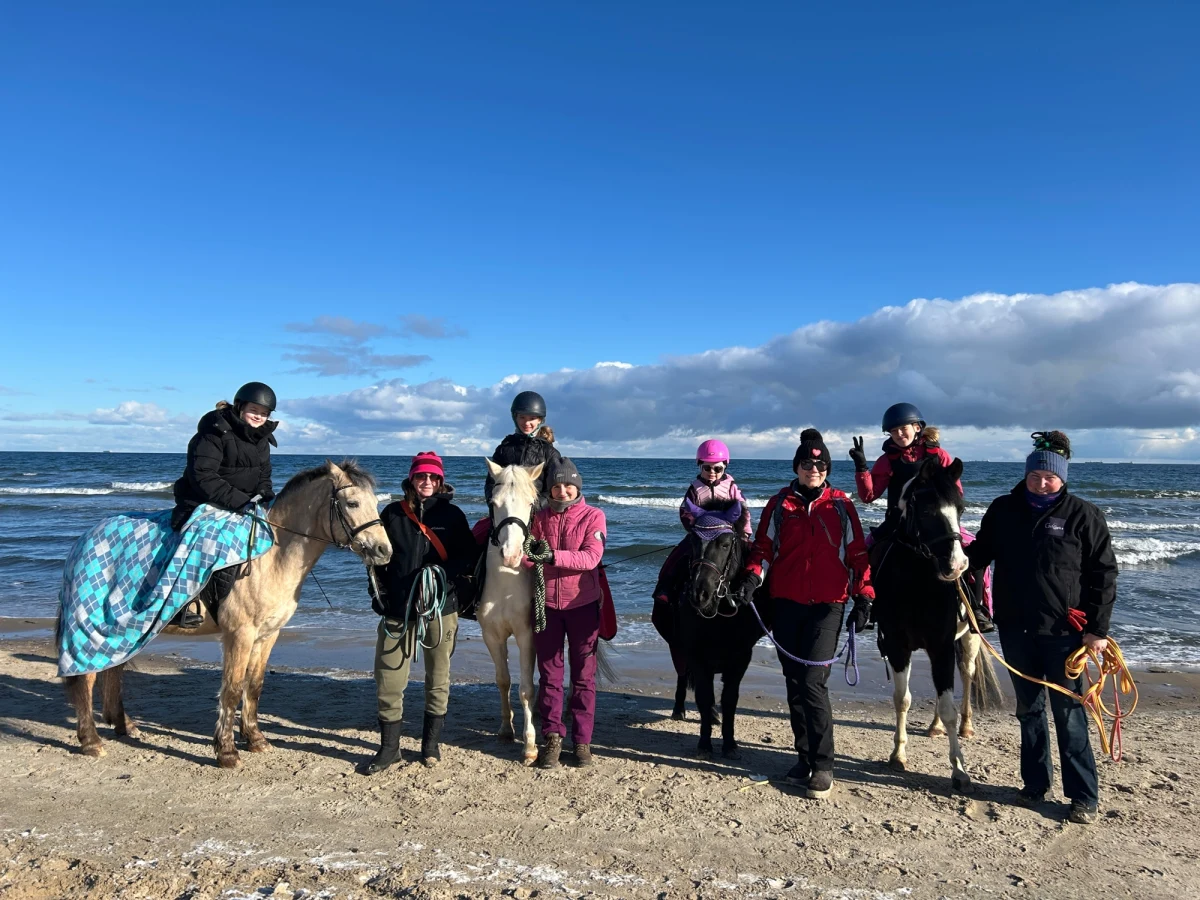 "Mówi się, że nie ma nic piękniejszego jak konie w galopie i okręty pod pełnymi żaglami. Myślę, że mamy tutaj dwa w jednym" – mówi pani Beata, która prowadzi szkołę jazdy konnej w Sopocie. Wśród szumu fal i zimowego słońca, konie i ich jeźdźcy przeżywają niezapomniane chwile. Uczniowie województwa lubelskiego, łódzkiego, podkarpackiego, śląskiego i pomorskiego cieszą się z ferii zimowych. 