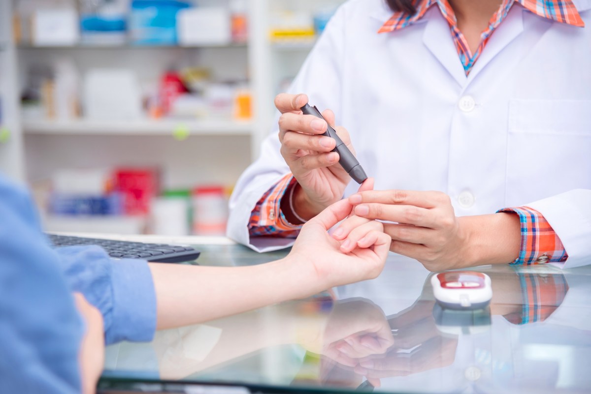 Sporo osób skorzystało dziś z pierwszej "Środy z Farmaceutą" w małopolskim NFZ. To druga edycja akcji, podczas której każdy może skonsultować ze specjalistą zażywane leki. To także okazja do wykonania podstawowych badań - pomiaru ciśnienia i poziomu cukru we krwi.