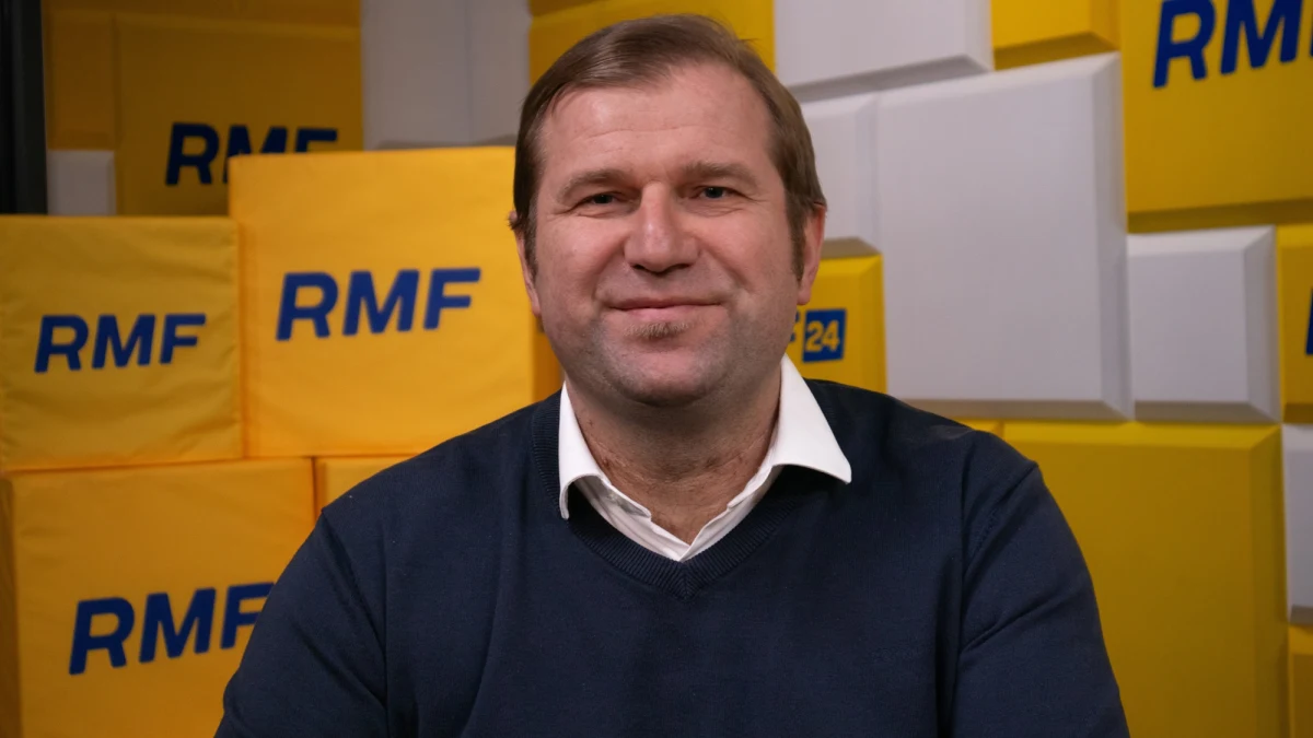 "Trump przede wszystkim chce personalnej zemsty. Chce głowy Zełenskiego za to, że nie udostępnił mu kompromatów na Huntera Bidena" - mówił w Popołudniowej rozmowie w RMF FM Radosław Pyffel, ekspert ds. międzynarodowych i Azji z Instytutu Sobieskiego. "W polityce międzynarodowej nie ma takich określeń jak zdrada. Trump mści się na Zełenskim. Aspekt osobisty jest bardzo istotny" - przekonywał. 