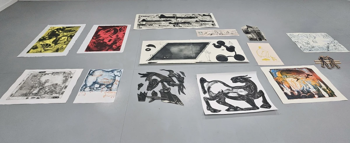 Taka mi przyszła do głowy myśl po rozmowie z dr Bartłomiejem Chwilczyńskim. Wybitny grafik, wykładowca na Akademii Sztuk Pięknych w Krakowie, odwiedził mnie w studiu RMF FM na Kopcu Kościuszki. Okazją do spotkania była zapowiedź wernisażu wystawy pokonkursowej i rozdania nagród GRAND PRIX Grafika Roku 2023/2024. Czas: 20 lutego 2025 godz. 18:00. Miejsce: Galeria Syrokomli 21 (ASP, ul. Syrokomli 21, Kraków). Wystawa będzie czynna od 20 lutego do 7 marca. Jednak żywy dialog ma swoje prawa i z czysto informacyjnej wymiany zdań na temat artystycznej imprezy przerodził się w dyskusję o grafice jako specyficznej ekspresji połączonej z technologiczną biegłością, o tradycji graficznego eksperymentowania, a także o krakowskim genius loci.       