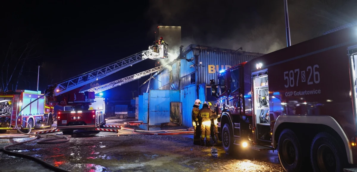 W środę późnym wieczorem strażacy ugasili pożar hali produkcyjno-magazynowej przy ul. Jastrzębskiej w Rybniku na Śląsku. Nikt nie został ranny.