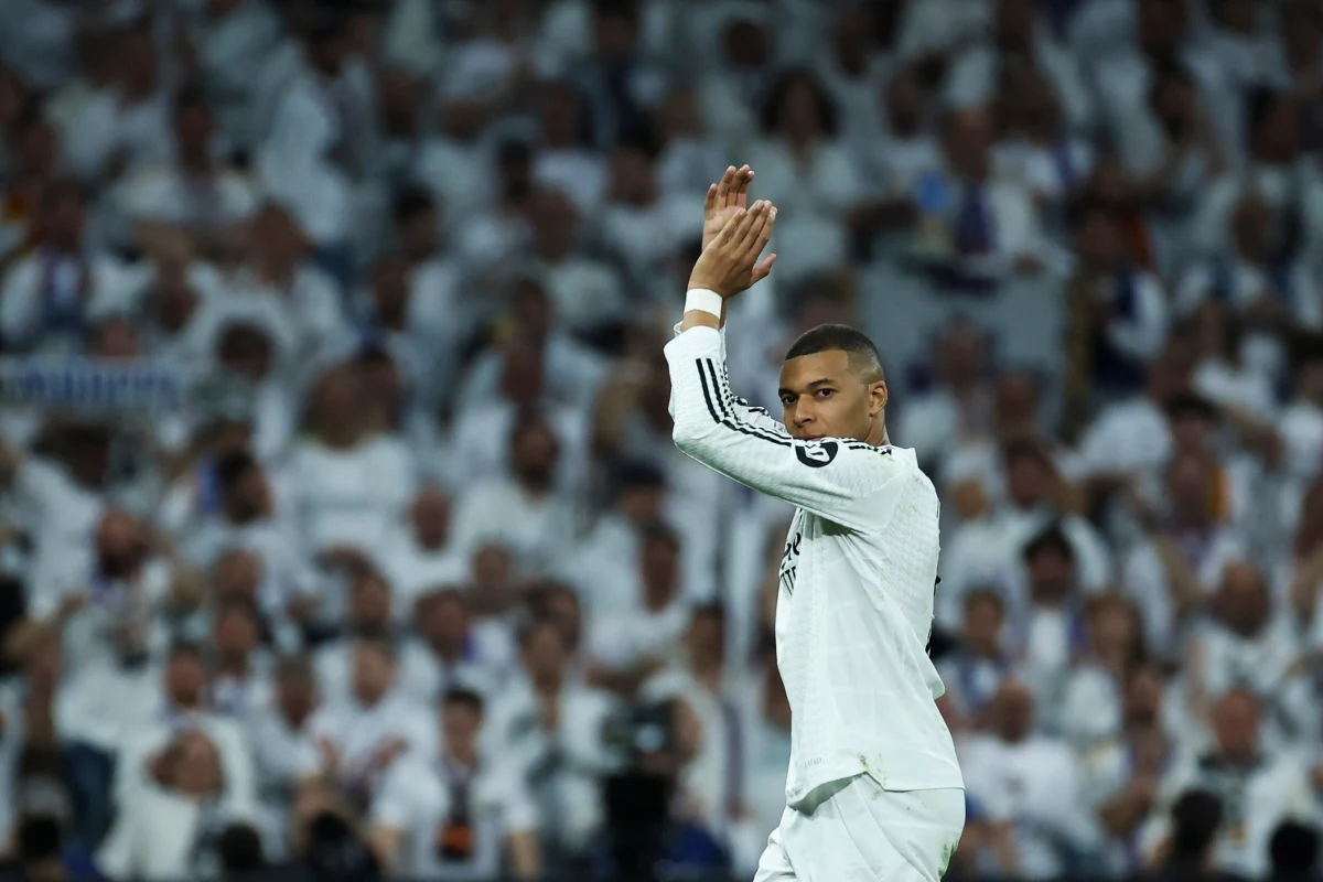 Real Madryt pokonał przed własną publicznością Manchester City 3:1 w rewanżowym meczu barażowym i awansował do 1/8 finału piłkarskiej Ligi Mistrzów. Hat-trickiem popisał się Francuz Kylian Mbappe. Pierwsze spotkanie broniący trofeum "Królewscy" także wygrali - 3:2. W środę dalszą grę w Champions League zagwarantowali sobie również piłkarze Borussii Dortmund, Paris Saint-Germain i PSV Eindhoven.