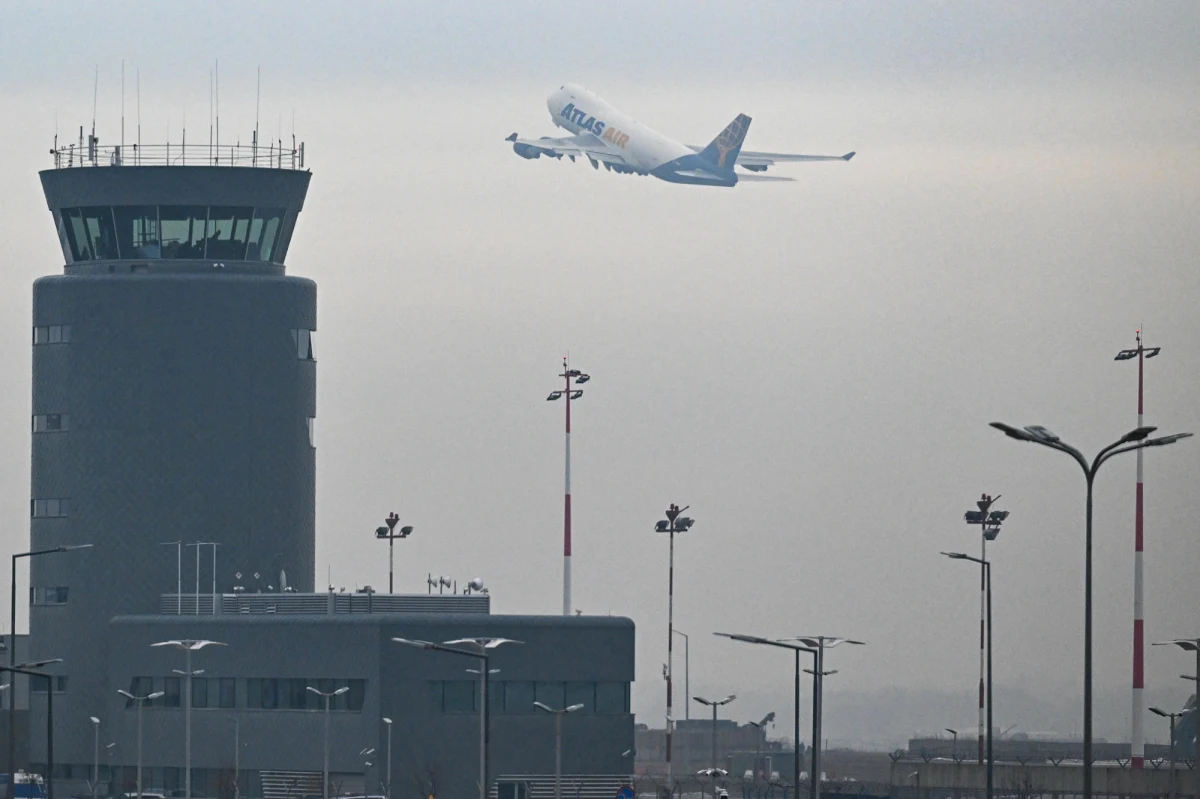 Polskie lotniska przygotowują się do zaostrzenia i zmian w sytuacji międzynarodowej - wynika z ustaleń dziennikarza RMF FM Michała Dobrołowicza. Był to główny temat spotkania, do którego doszło na początku tego tygodnia w Rzeszowie. Jedna z decyzji dotyczy wzmocnienia części wojskowej polskich lotnisk. "Musimy być gotowi na różne scenariusze" - usłyszał nasz reporter.