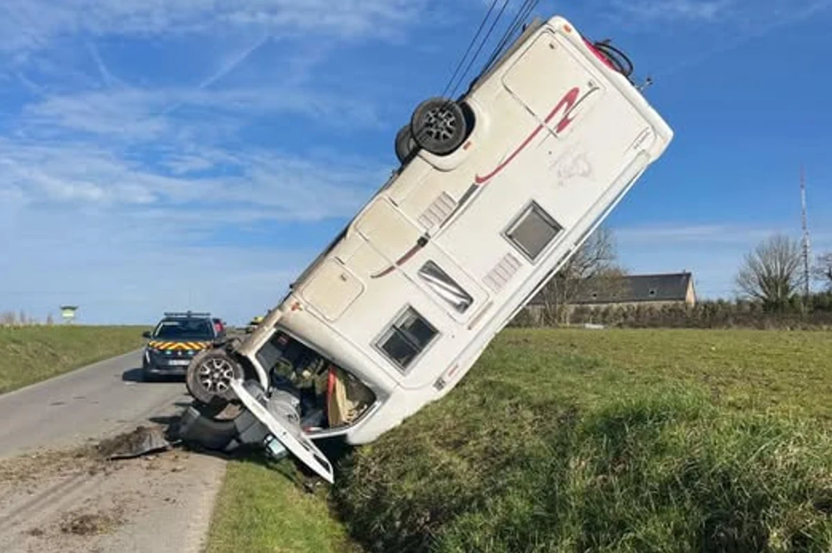 Policjanci z północy Francji podzielili się niedawno zdjęciem z dość nietypowej interwencji. Funkcjonariuszy zaalarmowano, że na terenie gminy Saint-Meloir-des-Ondes doszło do wypadku kampera. Pojazd dachował, zatrzymując się w widowiskowy sposób.
