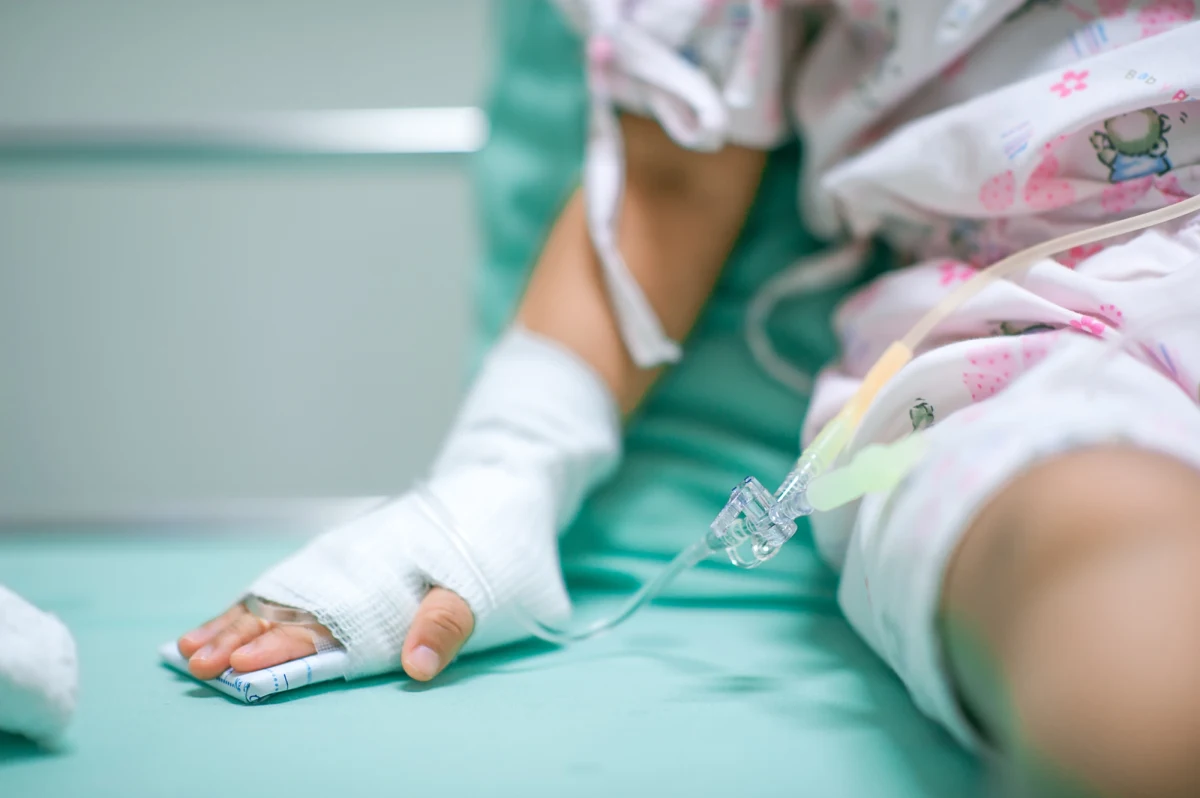 Trwa śledztwo prokuratury dotyczące głodzenia 3,5-letniej Helenki w jednym z domów koło Sulechowa w województwie lubuskim. "Rodzice dziecka trafią na obserwację psychiatryczną do ośrodka w Warszawie" - zapowiedziała prokurator Ewa Antonowicz, rzeczniczka zielonogórskiej prokuratury okręgowej. Dziewczynka, która obecnie przebywa w rodzinie zastępczej, przejdzie też badania lekarskie pod okiem m.in. traumatologa.