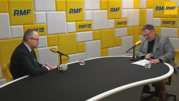 Sejm RP ocenił, kto jest agresorem - wskazał w Porannej rozmowie w RMF FM minister sprawiedliwości Adam Bodnar, odnosząc się do wojny w Ukrainie i ostatnich kontrowersyjnych wypowiedzi prezydenta USA Donalda Trumpa. Polityk dopowiedział, że polscy prokuratorzy prowadzą śledztwa dot. zbrodni wojennych w Ukrainie i przesłuchali dotąd 3000 świadków. Szef resortu sprawiedliwości mówił także o podwyżkach dla najniżej uposażonych pracowników sądów i prokuratur.