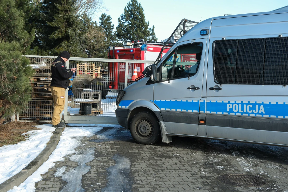 Polska Agencja Kosmiczna wysłała ostrzeżenie o możliwym zagrożeniu związanym z wejściem w atmosferę nad Polską rakiety Falcon 9 na nieaktualny adres resortu obrony - informuje MON. W ten sposób ministerstwo tłumaczy, dlaczego przez wiele godzin nie wiedziało o sprawie, mimo oświadczenia agencji, że dzień wcześniej wysłała raport do tego resortu. Sprawą zajął się też minister rozwoju i technologii Krzysztof Paszyk, który wezwał na dywanik prezesa Polskiej Agencji Kosmicznej Grzegorza Wrochnę.