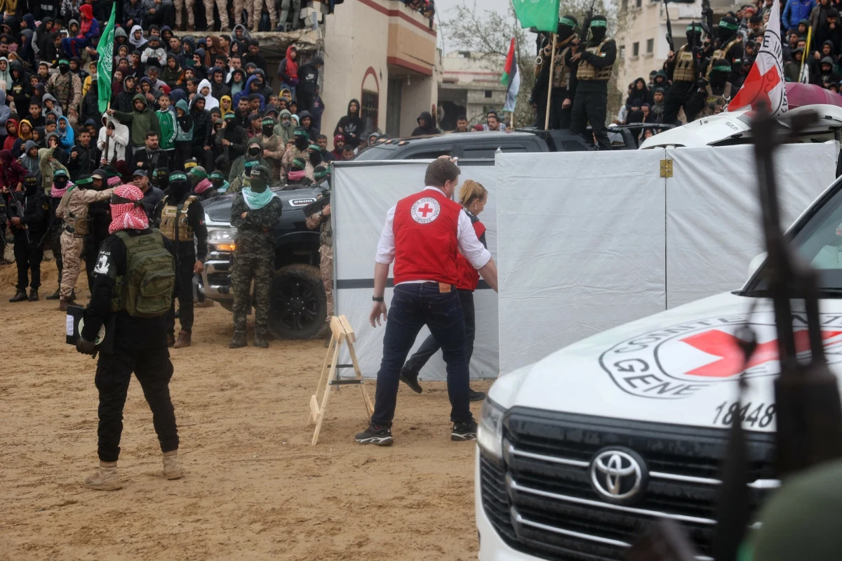 Ciała czterech zakładników porwanych z Izraela 7 października 2023 r. przekazał w czwartek Czerwonemu Krzyżowi Hamas. Mają to być zwłoki Sziri Bibas i dwójki jej małych dzieci, Ariela i Kfira, a także Odeda Lifszica, dziennikarza i aktywisty pokojowego, który miał polskie obywatelstwo. Jego ojciec był Polakiem.