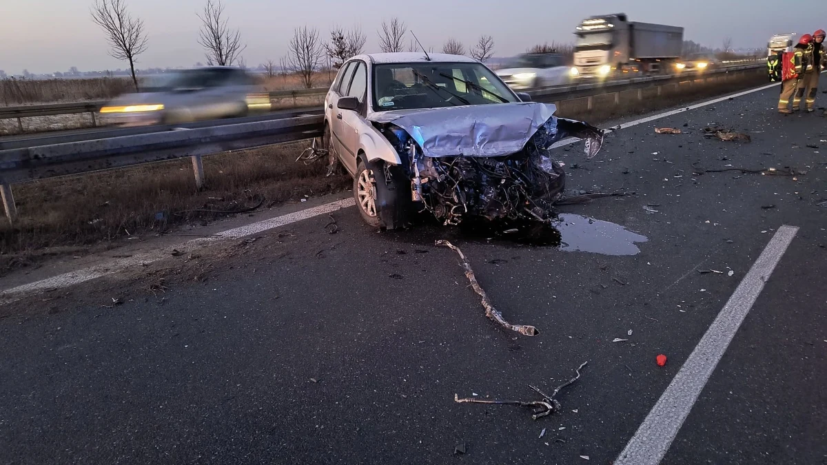Na trasie S8 w kierunku Wrocławia doszło do zderzenia pięciu samochodów osobowych i busa. Przez niespełna trzy godziny jezdnia w stronę stolicy województwa dolnośląskiego była zablokowana.