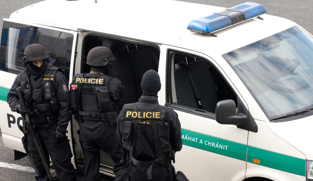 Nożownik śmiertelnie ranił dwie osoby w jednym ze sklepów w mieście Hradec Kralove na północy Czech. Sprawca został ujęty przez policję. Czeskie media podały, że napastnikiem był 16-letni Czech.