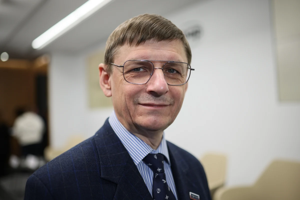 Ministerstwo Obrony Narodowej domaga się od ministra rozwoju wyciągnięcia maksymalnych konsekwencji wobec szefa Polskiej Agencji Kosmicznej prof. Grzegorza Wrochny. Łącznie z dymisją - ustalili nieoficjalnie dziennikarze RMF FM. Powodem ma być nieprawidłowe powiadomienie pozostałych państwowych instytucji o amerykańskiej rakiecie kosmicznej Falcon 9 Elona Muska, która w środę rano spłonęła nad Polską, a prawdopodobnie jej części spadły pod Poznaniem. Minister rozwoju Krzysztof Paszyk poinformował, że nie podjął jeszcze decyzji w sprawie ewentualnej dymisji Wrochny.