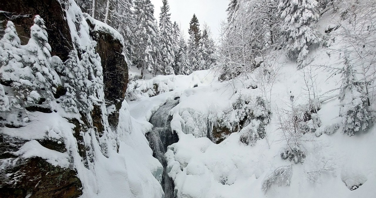 Zimą zamienia się w miejsce niczym z baśni. Idealny cel na weekendową wycieczkę