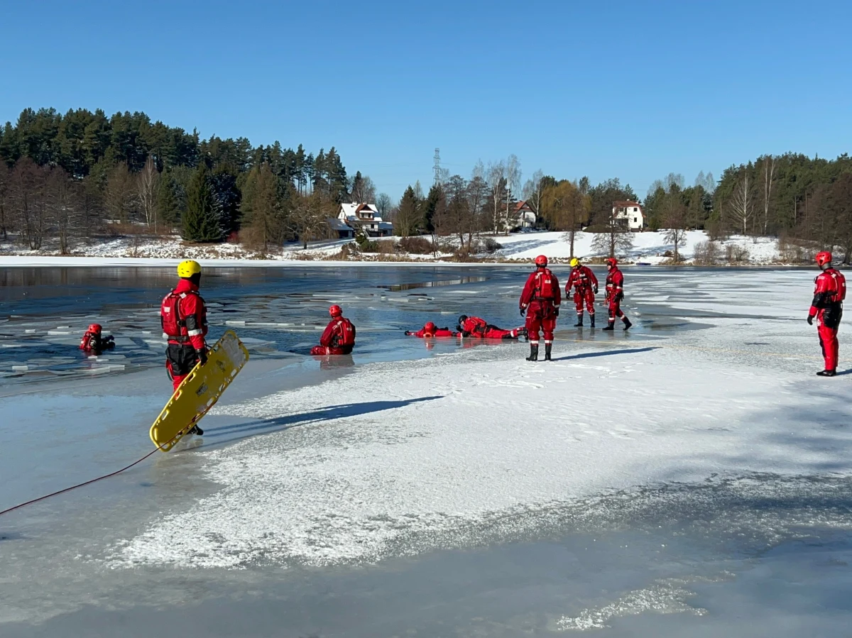 Dzięki ostatnim mrozom strażacy mogą ćwiczyć niesienie pomocy osobom, pod którymi załamał się lód. Jak podkreślają instruktorzy, każdy strażak musi najpierw sam poczuć, jak to jest, gdy tafla się załamuje i wpada się do lodowatej wody.