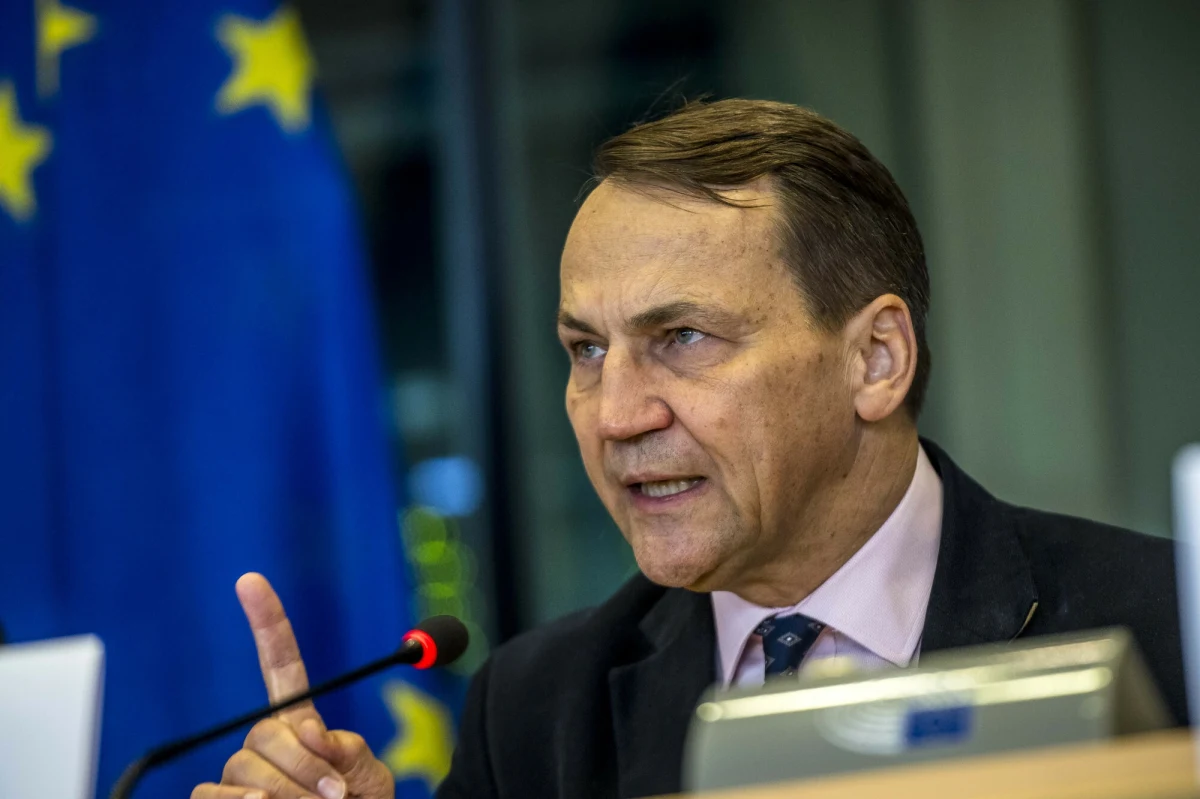 Minister spraw zagranicznych Radosław Sikorski poleciał w czwartek do Stanów Zjednoczonych - ustalił dziennikarz RMF FM Krzysztof Berenda. Celem podróży szefa MSZ mają być konsultacje z sekretarzem stanu Marco Rubio.