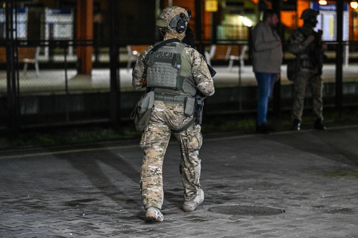 15 policyjnych kontrterrorystów z Wrocławia zostało wyrzuconych z oddziału decyzją dolnośląskiego komendanta wojewódzkiego - dowiedział się reporter RMF FM. To pokłosie wczorajszego zatrzymania szefa tej jednostki oraz dwóch funkcjonariuszy, którzy usłyszeli zarzuty przekroczenia uprawnień. Prokuratura informuje, że mieli m.in. w celach prywatnych korzystać ze służbowego sprzętu.