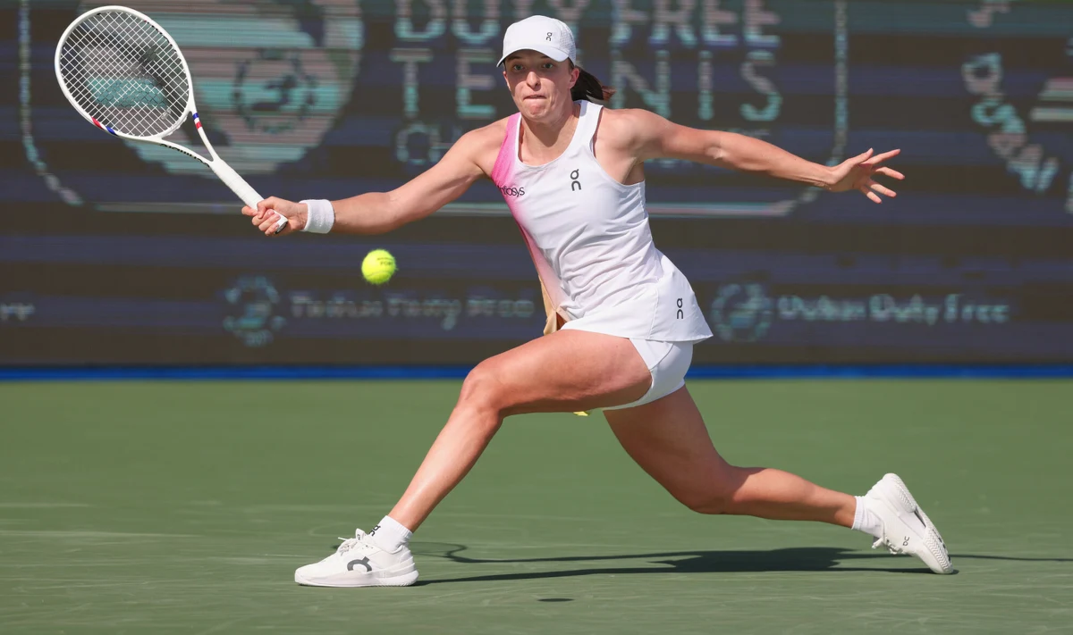 Iga Świątek przegrała z Mirrą Andriejewą w czwartkowym, ćwierćfinałowym meczu turnieju WTA 1000 w Dubaju 3:6, 3:6. 17-letnia Rosjanka już dzięki dotarciu do ćwierćfinału imprezy wspięła się na swoją dotychczas najwyższą pozycję w światowym rankingu.