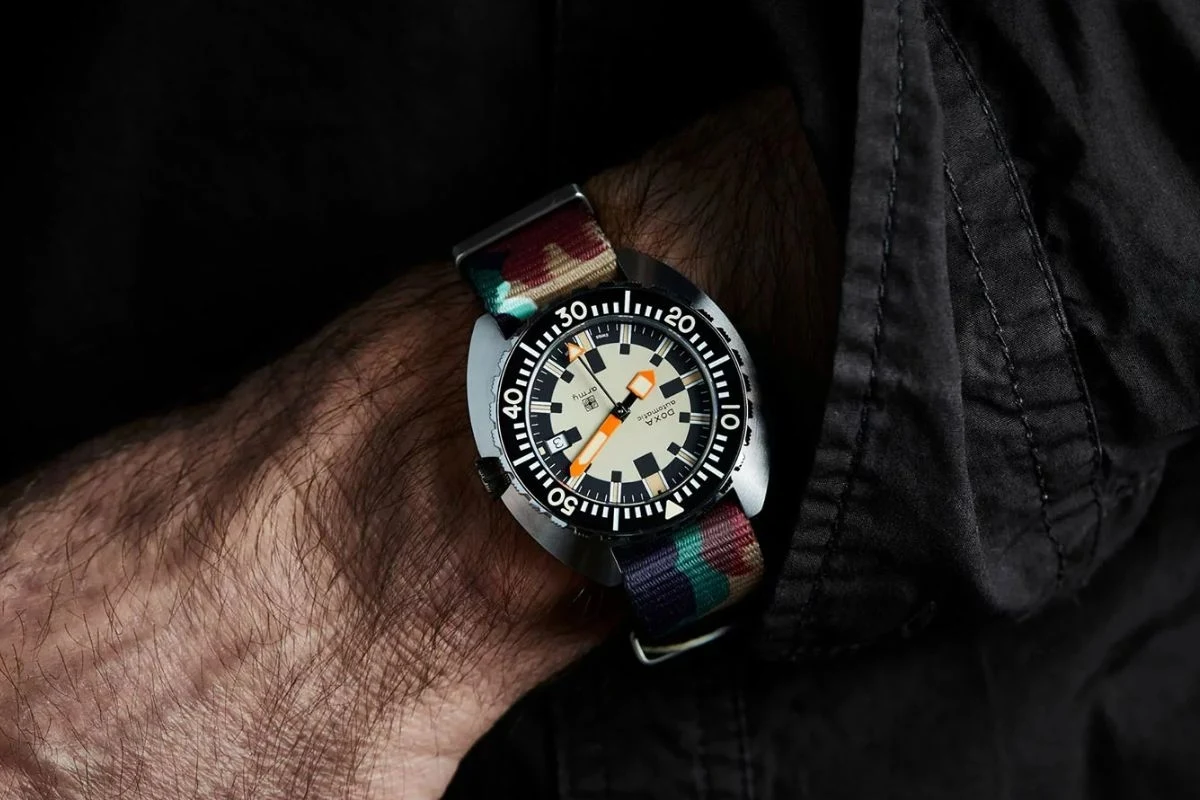 Militarne zegarki męskie to nie tylko narzędzie do odmierzania czasu, ale przede wszystkim niezawodny kompan w czasie najbardziej ekstremalnych przygód. Zapewniają wyjątkową wytrzymałość, odporność na wstrząsy oraz wodoodporność, sprawdzają się nawet przy najtrudniejszych warunkach, jakie może zaoferować natura. Dzięki temu każdy miłośnik outdoorowych wypraw, survivalu czy ekstremalnych sportów znajdzie w nich nieocenionego sojusznika, który nigdy nie zawiedzie.