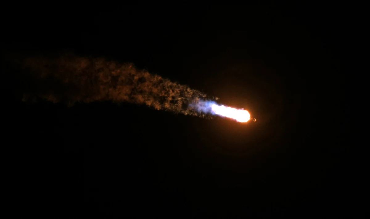 ​Polska Agencja Kosmiczna (POLSA) opublikowała oświadczenie w związku z oskarżeniami o nienależyte informowanie rządu o możliwym zagrożeniu z powodu niekontrolowanego wejścia w atmosferę nad Polską rakiety Falcon 9. POLSA podkreśla, że raporty nie dotarły do wszystkich adresatów ze względu na problemy ze skrzynką mailową. Przekonuje jednocześnie, że ten fakt nie miał żadnego wpływu na ewentualne działania zapobiegawcze, gdyż "nie sposób przewidzieć, czy obiekt nie spali się całkowicie, zaś miejsca ewentualnego upadku nie da się przewidzieć z precyzją większą niż kilkaset kilometrów".