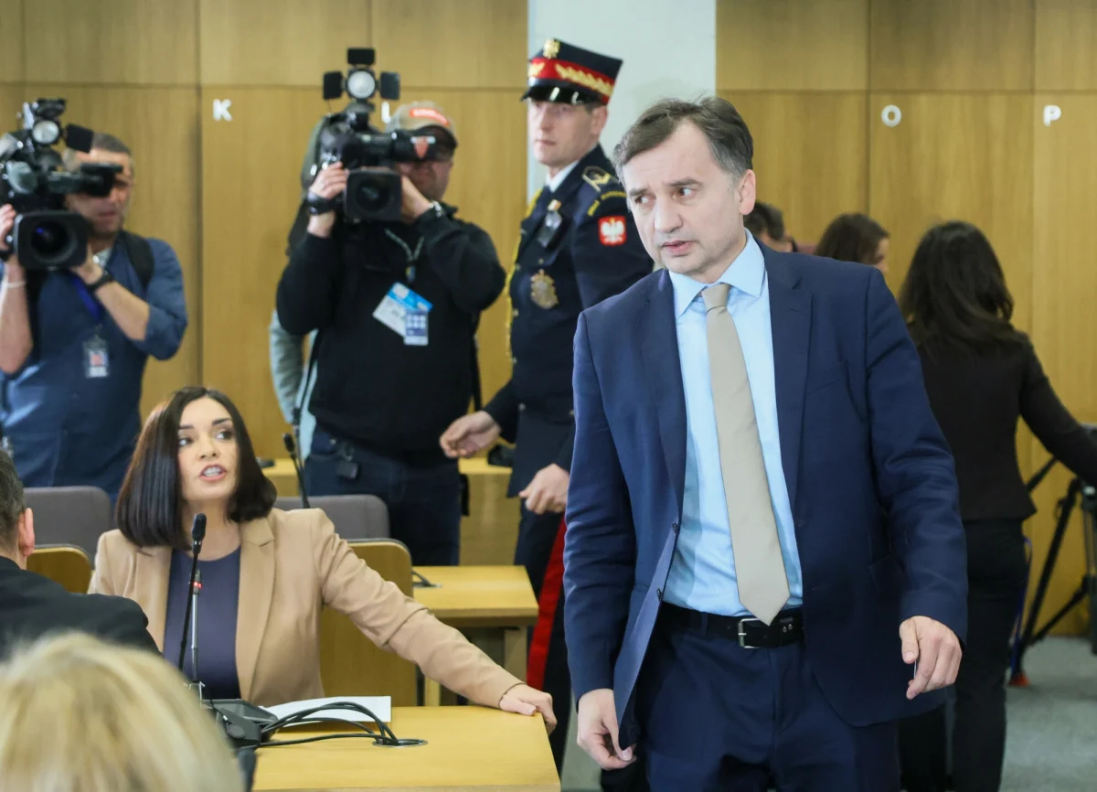 Komisja regulaminowa, spraw poselskich i immunitetowych w niejawnym głosowaniu zdecydowała, że przedłoży Sejmowi propozycję przyjęcia wniosku o uchylenie immunitetu Zbigniewowi Ziobrze i wyrażenie zgody na zastosowanie wobec niego aresztu do 30 dni. Zarekomendowała również Sejmowi uchylenie immunitetu posłowi PiS, b. wiceszefowi MS Marcinowi Romanowskiemu oraz wyrażenie zgody na jego zatrzymanie i areszt. Obydwa głosowania w Sejmie mają się odbyć dziś wieczorem. 