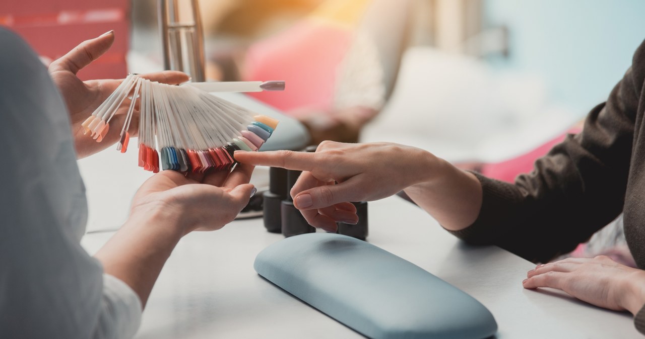 Minimalizm, ale z błyskiem. W salonach kosmetycznych klientki proszą o taki manicure