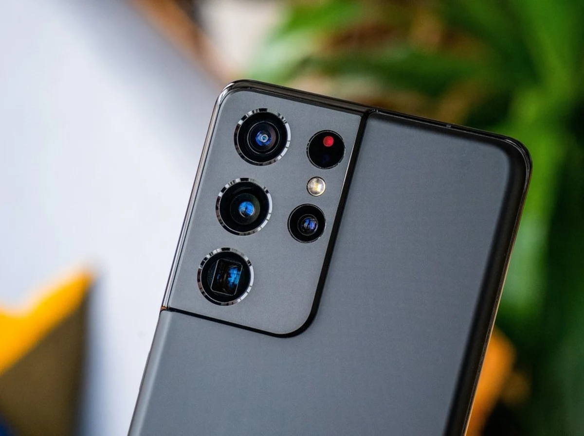 Samsung po raz kolejny podnosi poprzeczkę, prezentując najnowszą serię Galaxy S25. Wprowadza ona szereg ulepszeń, w tym nowy procesor, zaawansowane funkcje AI oraz usprawnione aparaty fotograficzne. Czy warto zainwestować w nowe modele? Jakie nowości w nich znajdziesz? Sprawdź, który z nich jest wart zakupu!