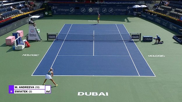 W ćwierćfinale Dubai Championships doszło do sensacyjnego rozstrzygnięcia. Iga Świątek, druga rakieta świata, po raz pierwszy w karierze przegrała z zawodniczką poniżej 18. roku życia. Jej pogromczynią okazała się 17-letnia Mirra Andreeva, która zwyciężyła 6-3, 6-3, stając się najmłodszą półfinalistką w 24-letniej historii turnieju w Dubaju.

Świątek miała już okazję zmierzyć się z Andreevą w sierpniu ubiegłego roku w Cincinnati, gdzie po przegraniu pierwszego seta zdołała odwrócić losy meczu i wygrać 7-5 w trzecim secie. Tym razem jednak Polka nie zdołała znaleźć odpowiedzi na agresywną grę młodej Rosjanki, która wygrała ostatnie pięć gemów drugiego seta.

Dla Andreevej to już piąte zwycięstwo nad zawodniczką z czołowej dziesiątki i drugie nad zawodniczką z numerem 2 na świecie. W ubiegłym roku pokonała Arynę Sabalenkę w ćwierćfinale French Open.