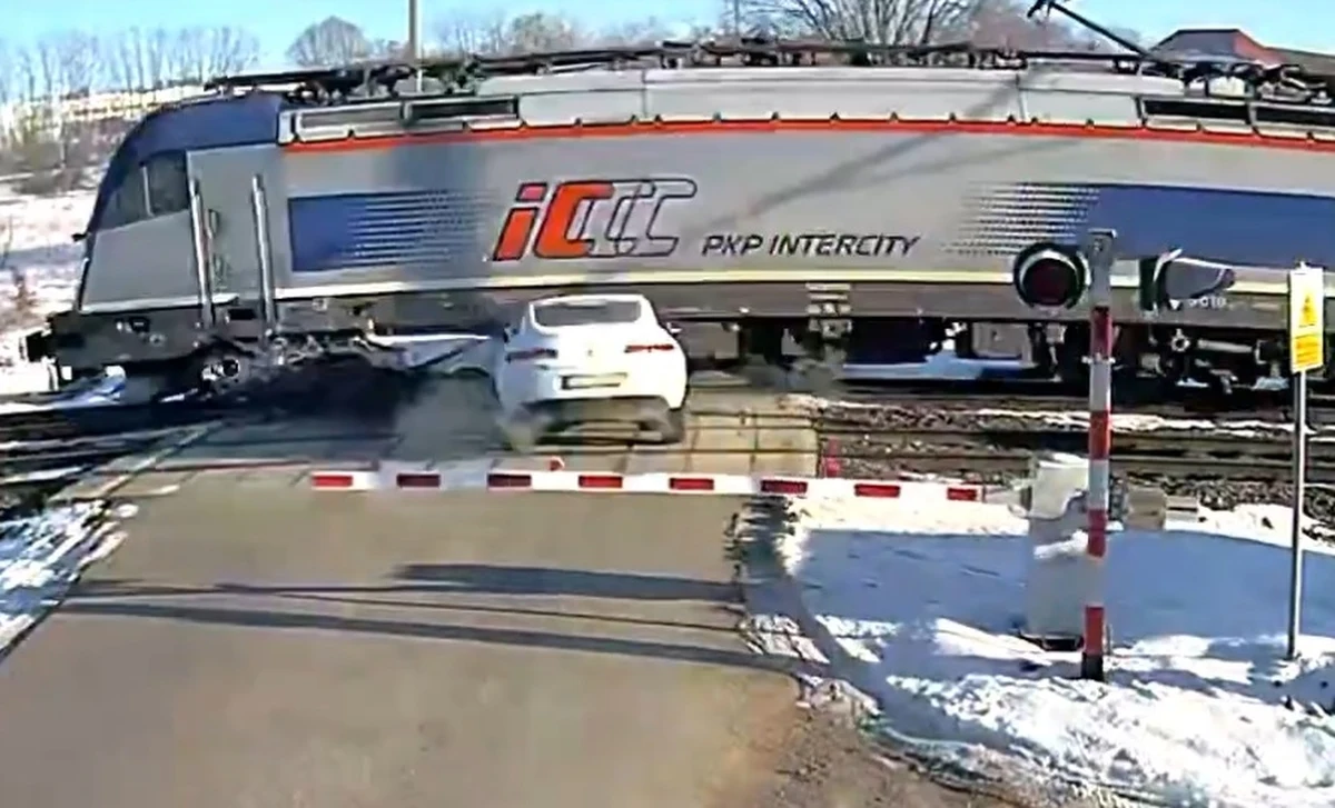Szokujące nagranie z przejazdu kolejowego w Świebodzinie (woj. lubuskie) udostępniła spółka PKP PLK. Widać na nim, jak kierowca samochodu osobowego omija rogatki, a następnie wbija się w bok przejeżdżającego pociągu. To cud, że nikomu nic się nie stało. 