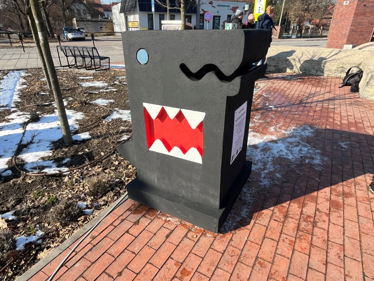 "Antypomnik" symbolizujący ostatniego kopciucha został odsłonięty dziś w Pszczynie. Ma przypominać mieszkańcom, że zgodnie ze śląską uchwałą antysmogową, do końca roku należy wymienić niespełniające norm piece na ekologiczne źródła ciepła.