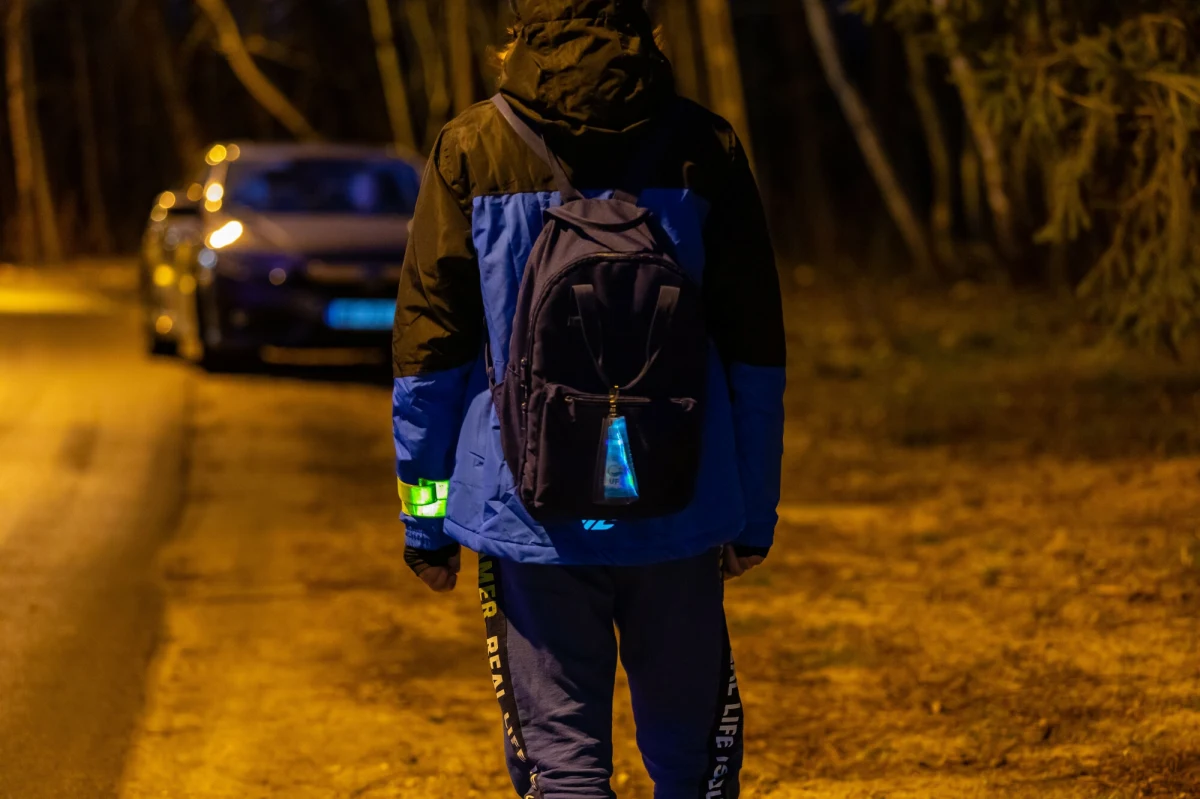 Odblaskowe ubrania mogą być niewidzialne dla systemów awaryjnego hamowania. To wynik badań prowadzonych nad bezpieczeństwem pojazdów w Stanach Zjednoczonych. W przypadku dwóch z trzech testowanych marek samochodów system zapobiegania kolizjom nie spowolnił pojazdu nawet o ułamek sekundy przed pieszym ubranym w odblaskowe ubranie. 