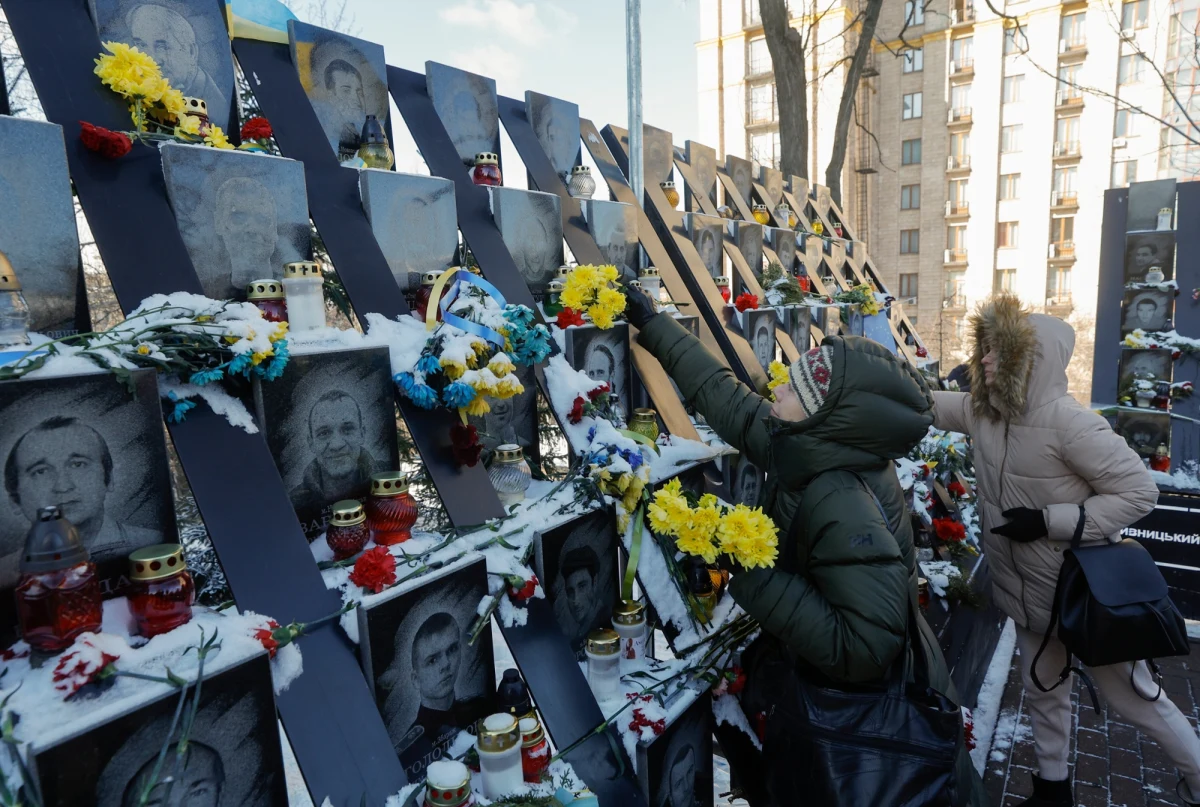 20 lutego jest na Ukrainie dniem upamiętnienia ofiar rewolucji z 2014 roku. Od dwóch lat jest to także symboliczna data wspominania żołnierzy, którzy stracili życie na froncie po rosyjskiej agresji. W czwartek w Kijowie manifestowali bliscy wojskowych, którzy przepadli na froncie bez wieści.