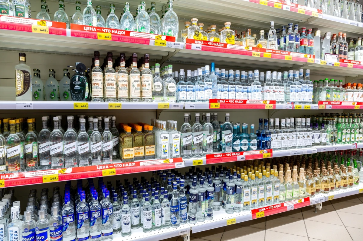 Uchwała Rady Miasta Poznania w sprawie nocnych ograniczeń sprzedaży alkoholu na Jeżycach jest nieważna – tak stwierdziła wojewoda wielkopolski Agata Sobczyk. Zakaz obowiązuje na Starym Mieście, Wildzie i Łazarzu.