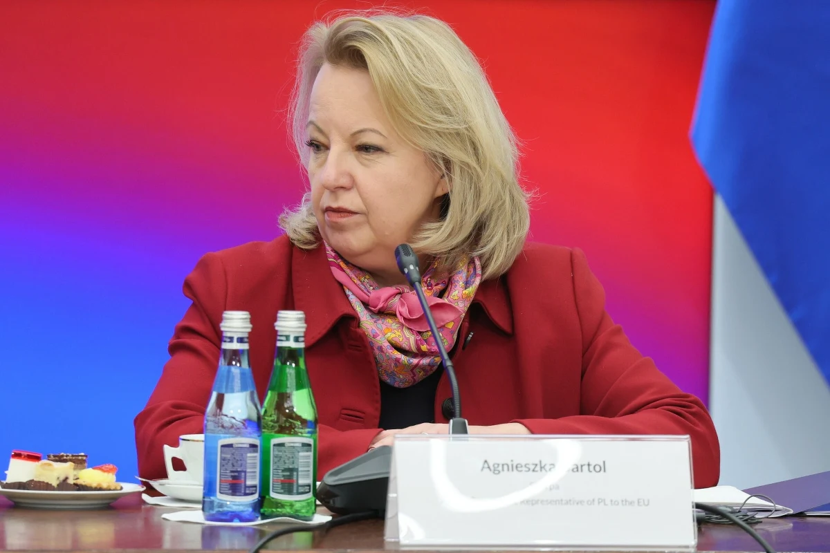 "Największym problemem Polski, a zwłaszcza polskiej prezydencji jest jeden kraj członkowski, który blokuje wszystkie decyzje jednomyślne albo większość decyzji jednomyślnych" - powiedziała Agnieszka Bartol pełniąca obowiązki stałego przedstawiciela Polski przy UE podczas swojego przesłuchania w sejmowej komisji ds. UE. Oczywiście chodziło o Węgry. 