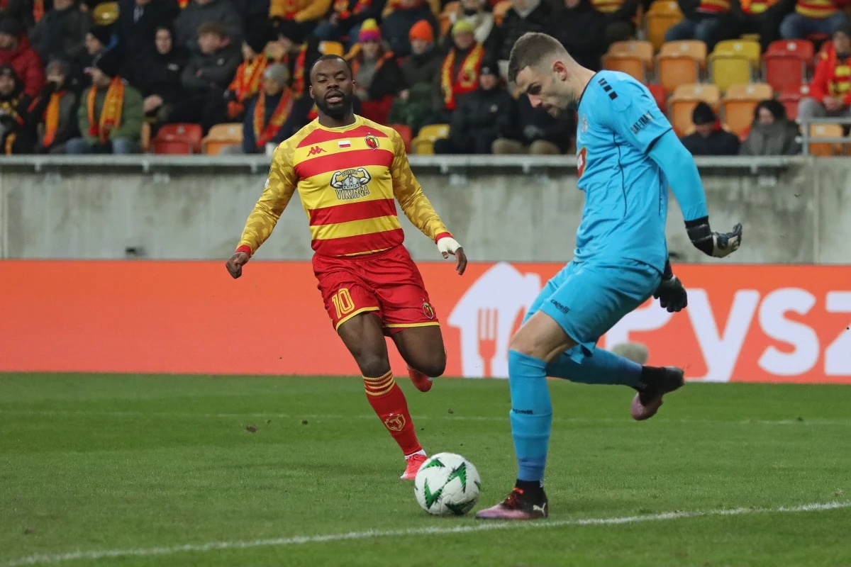 Jagiellonia Białystok wygrała u siebie 3:1 (1:1) z serbskim zespołem TSC Backa Topola w rewanżowym meczu barażowym o awans do 1/8 finału piłkarskiej Ligi Konferencji. W pierwszym starciu polska drużyna zwyciężyła 3:1. W kolejnej rundzie zagra z Cercle Brugge lub Legią Warszawa.