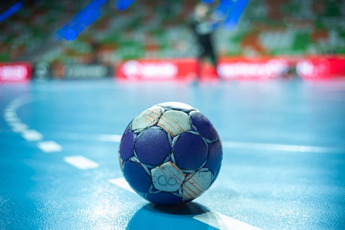 ​Piłkarze ręczni Industrii Kielce przegrali na wyjeździe z broniącą trofeum Barceloną 28:30 (13:14) w meczu 12. kolejki Ligi Mistrzów To ósma porażka polskiego zespołu w tych rozgrywkach.