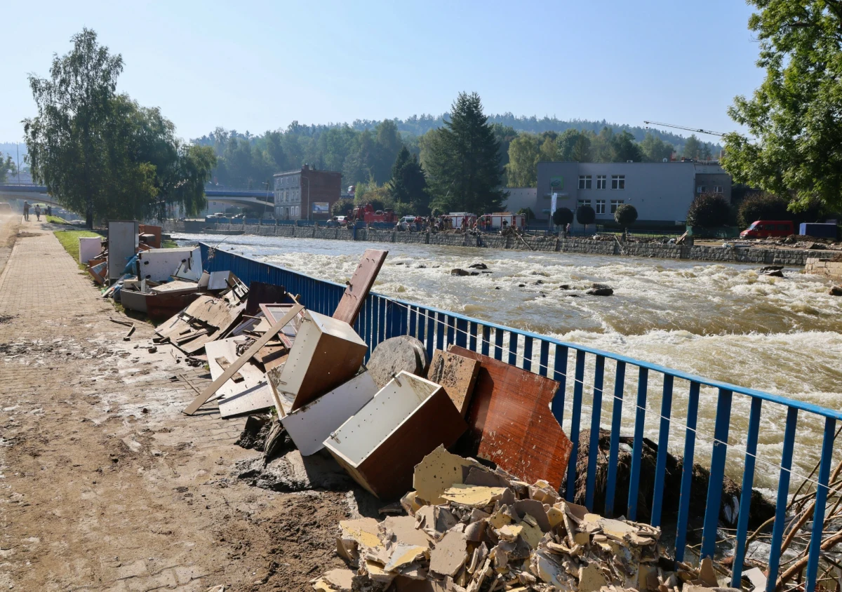 Plan zabezpieczeń terenów popowodziowych przed kolejną wielką wodą został już zaakceptowany przez ministra ds. powodzi Marcina Kierwińskiego i jego zespół doradczy. Jak ustaliła reporterka RMF FM Martyna Czerwińska, dokument ujrzy światło dzienne w najbliższą środę. Wtedy do Urzędu Wojewódzkiego we Wrocławiu przyjadą przedstawiciele rządu i Wód Polskich, aby zaprezentować propozycje samorządowcom i mediom. Tydzień później, prawdopodobnie 5 marca, ruszą konsultacje społeczne z mieszkańcami. To oni mają mieć wpływ na ostateczny kształt planu zabezpieczeń. 