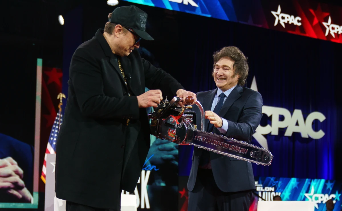 Prezydent Argentyny Javier Milei podczas konferencji konserwatystów w Waszyngtonie podarował Elonowi Muskowi atrapę piły łańcuchowej. To symbol cięć budżetowych, jakie argentyński przywódca wprowadził w swoim kraju.