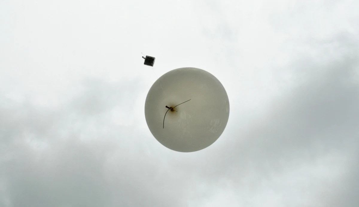 Niezidentyfikowany obiekt spadł koło Płocka na Mazowszu. Dziś policja ma potwierdzić, co znaleziono w miejscowości Leszczyn Księży. Wstępnie oceniono, że to balon meteorologiczny z Niemiec.