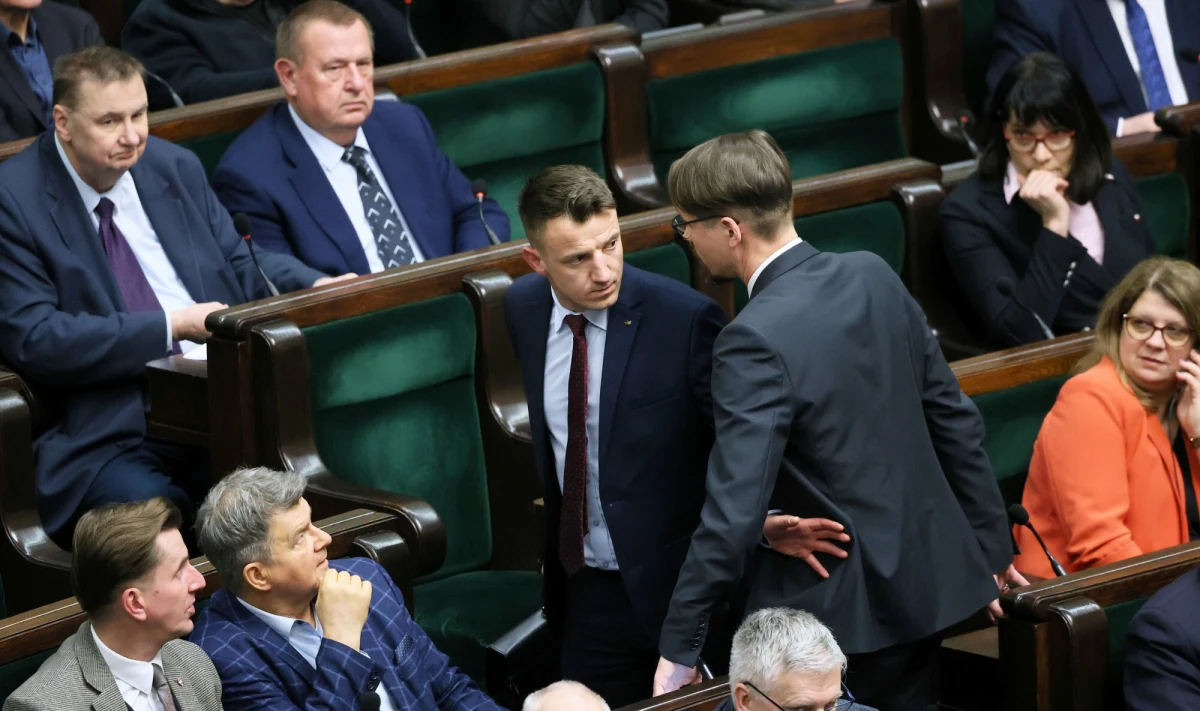 Ryszard Wilk, 37-letni poseł z Konfederacji pochodzący z Krynicy-Zdroju, został wyproszony przez marszałka Hołownię z sali obrad podczas czwartkowego posiedzenia Sejmu. "Zdaje się, że nie jest pan w stanie uczestniczyć w obradach" - powiedział wieczorem, przed blokiem głosowań, Szymon Hołownia. Forma posła Ryszarda Wilka - co uwieczniły liczne nagrania, które szybko znalazły się w sieci - miała wskazywać na "niedyspozycję". Wcześniej do opuszczenia sali Wilka namawiali inni posłowie z Konfederacji.