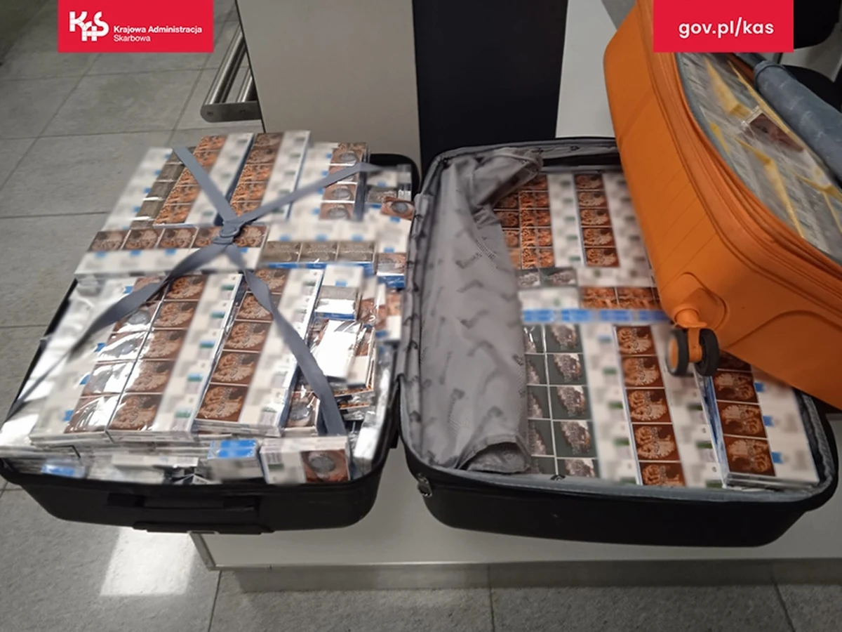 Funkcjonariusze Służby Celno-Skarbowej na lotnisku Chopina w Warszawie udaremnili przemyt 120 tys. nielegalnych papierosów wartych ponad 170 tys. zł. Towar ukryty był w bagażach dwojga podróżnych, którzy nie przyznawali się do znajomości ze sobą. To Białorusin i obywatelka Łotwy.