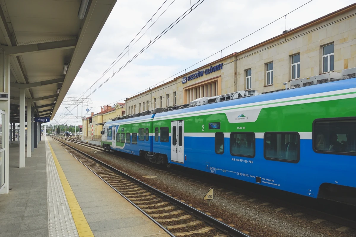 W sobotę zacznie kursować bezpośredni pociąg z Rzeszowa do Ustrzyk Dolnych. Na razie ma jeździć tylko w weekendy, ale niebawem uruchomione mają być kursy we wszystkie dni tygodnia.